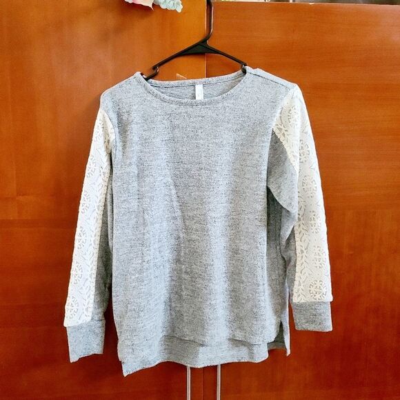 Flora Nikrooz Tops - Flora Nikrooz women's lace sleeve top